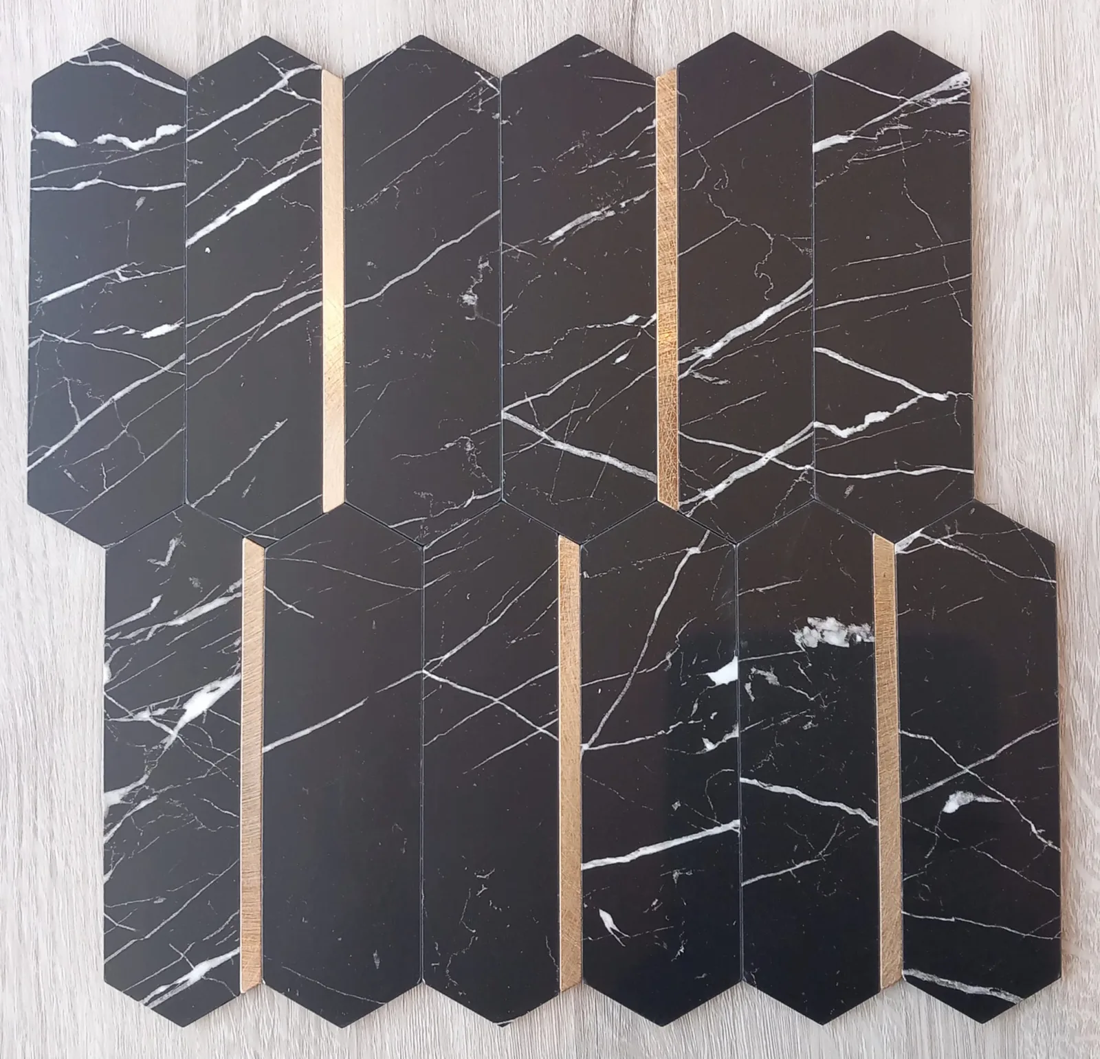 Mosaico autoadhesivo hexagonal negro oro- 29,3×28,4×0,4cm