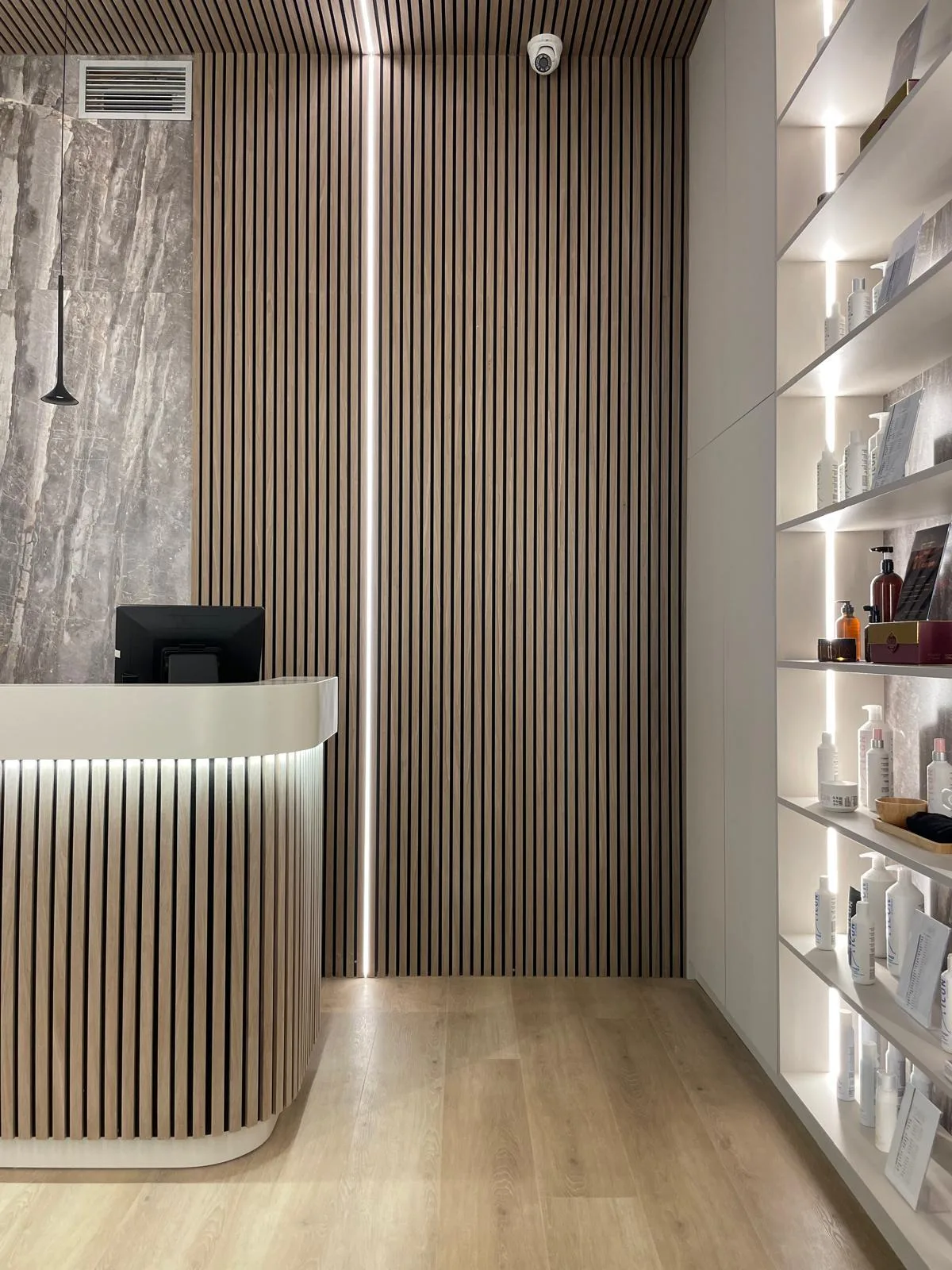 Recepción profesional revestida con paneles de madera