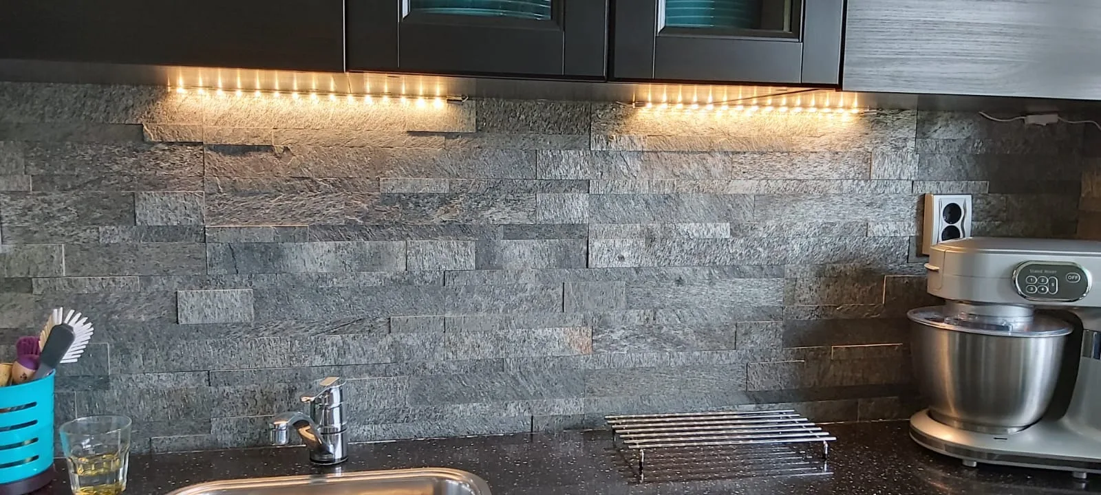 Tira autoadhesiva de piedra natural plata gris brillo – Relieve – 60x15x0,2/0,4cm