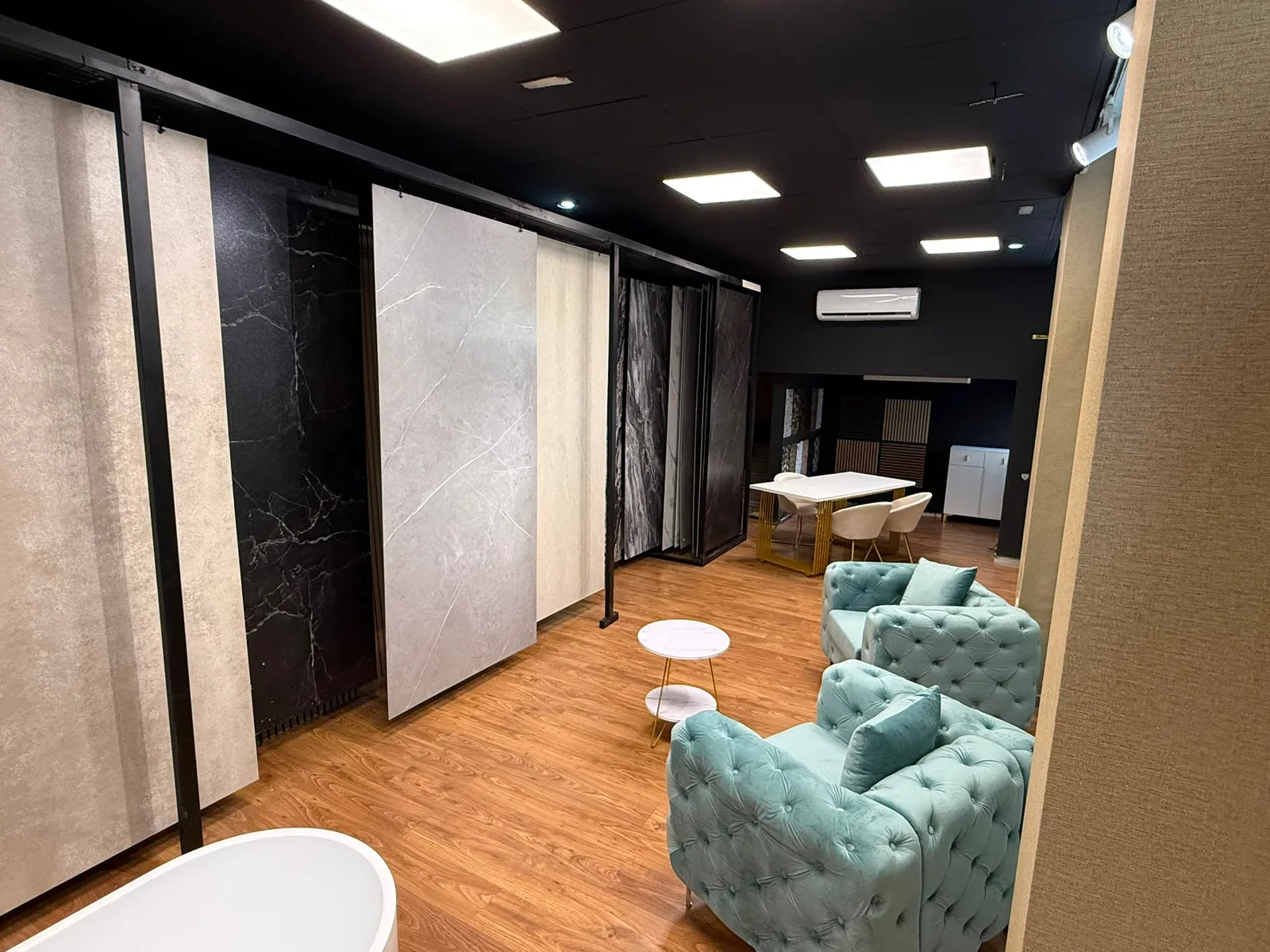 Vista general del showroom Decora-T en Valladolid