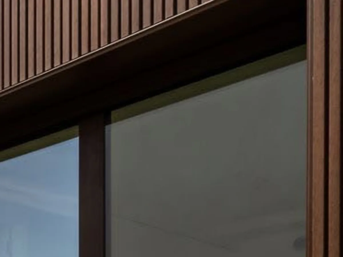 Fachada contemporánea revestida con solución exterior Isodeco