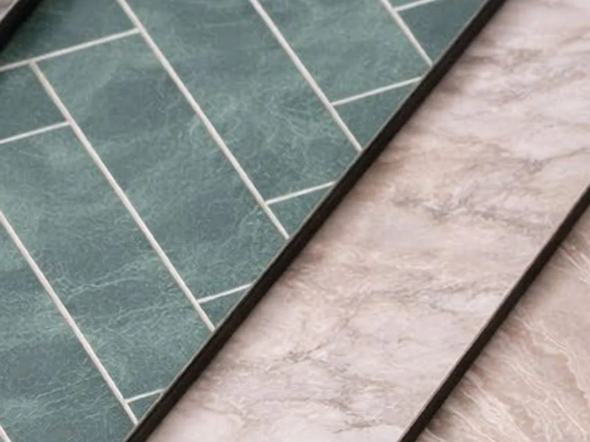 Muestras de paneles SPC Isodeco con distintos acabados decorativos